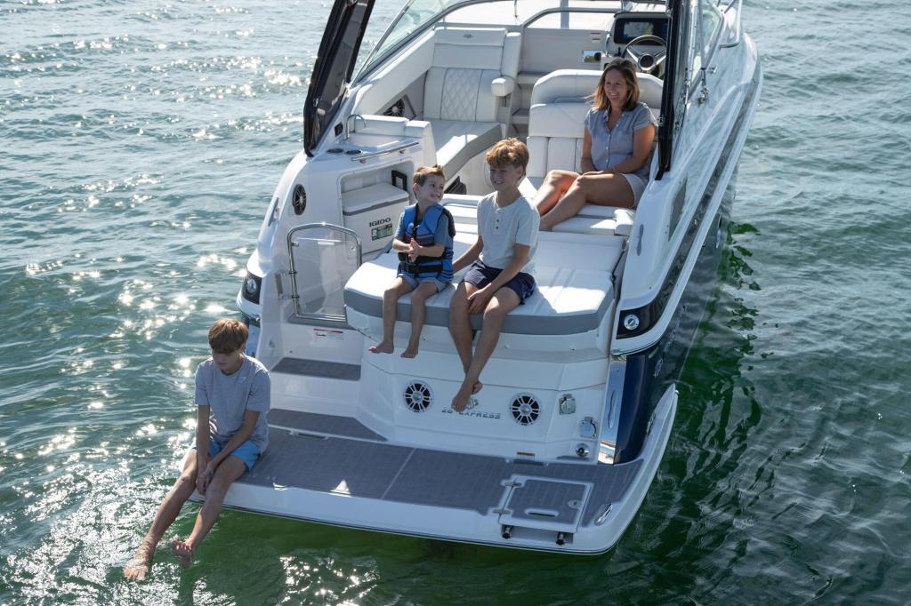 Regal 28 Express Cruiser