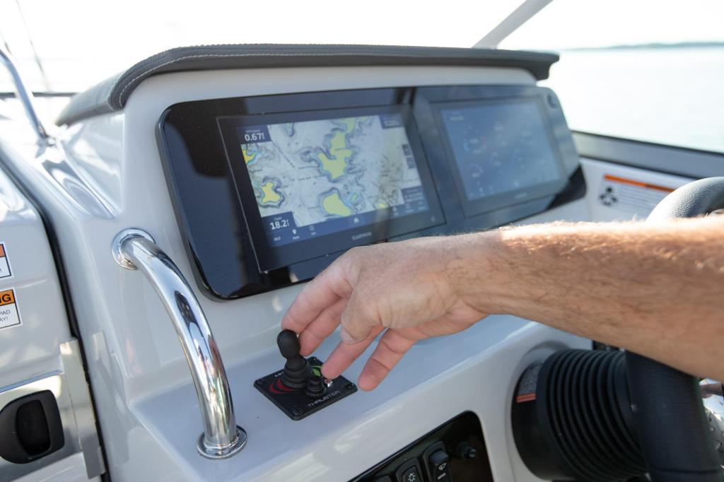 Regal 28 Express Cruiser