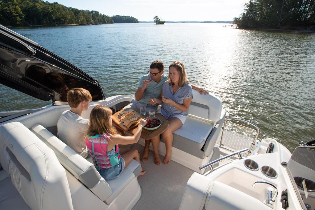 Regal 28 Express Cruiser