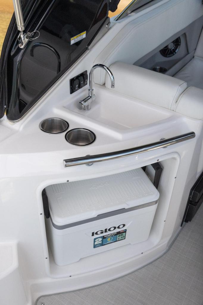 Regal 28 Express Cruiser