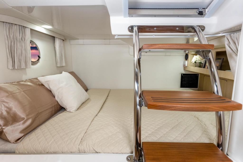Regal 28 Express Cruiser