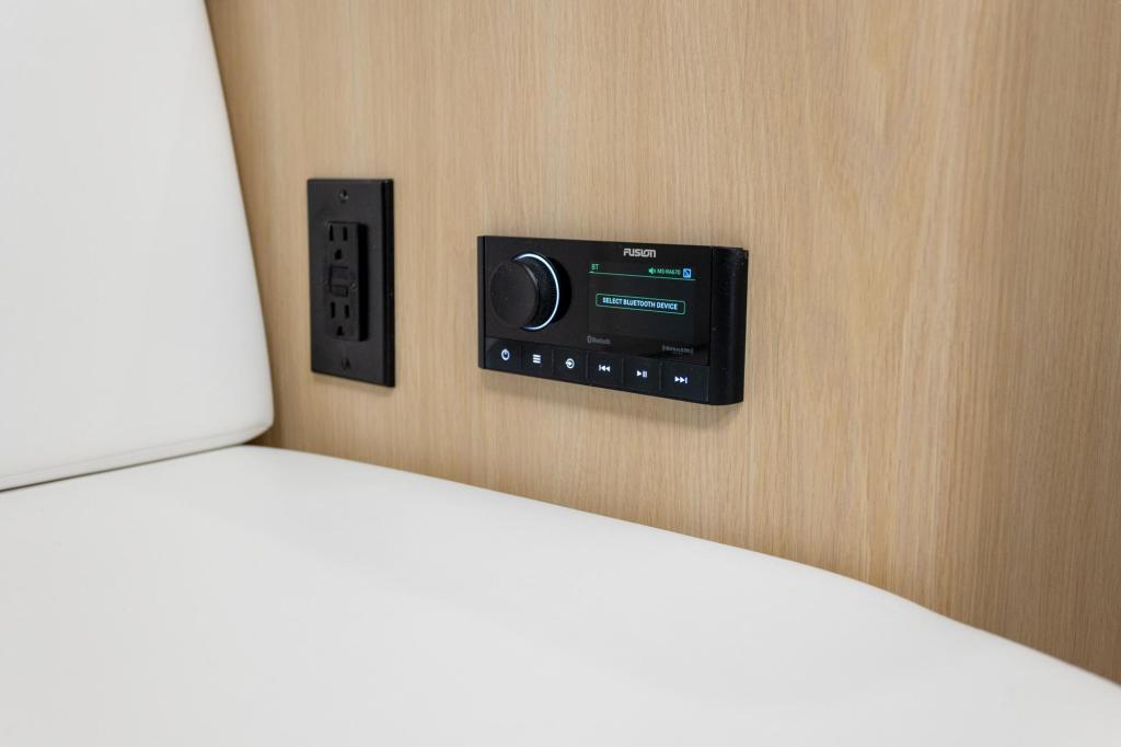 Regal 28 Express Cruiser