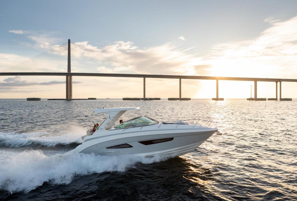 Regal 33 Express Cruiser