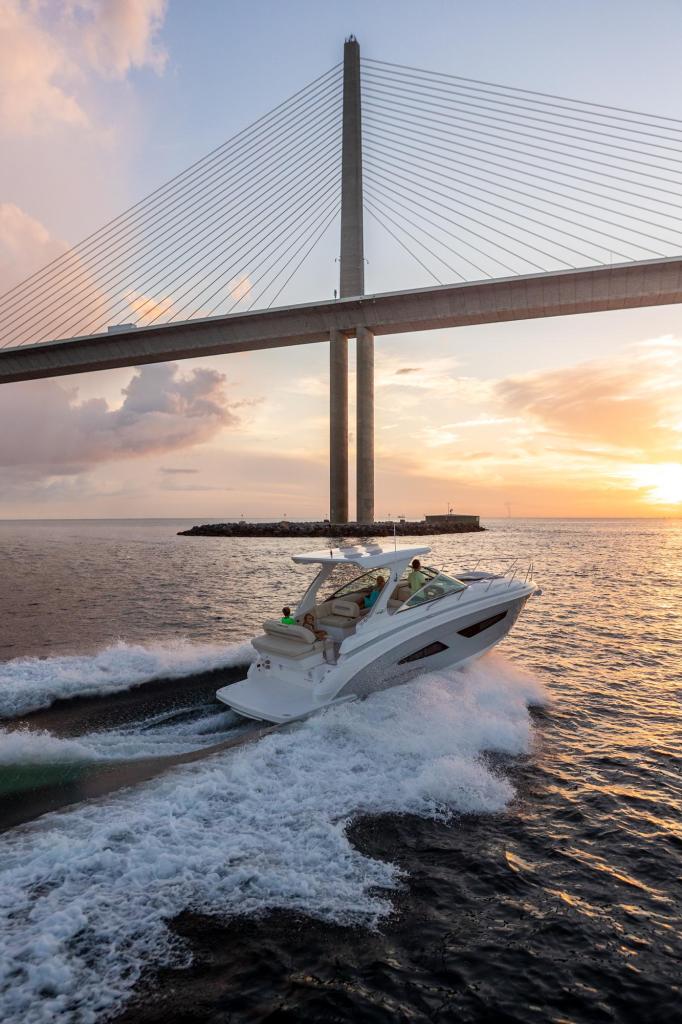 Regal 33 Express Cruiser