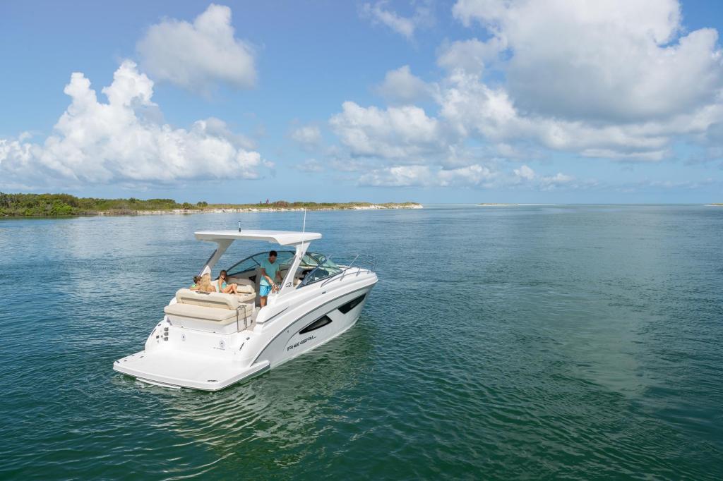 Regal 33 Express Cruiser