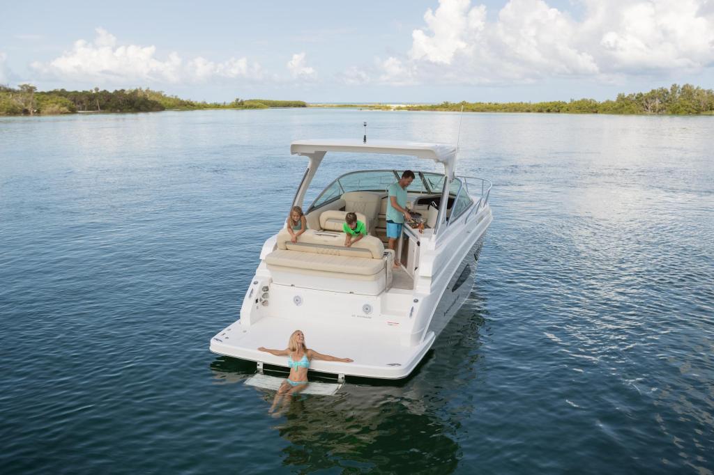 Regal 33 Express Cruiser