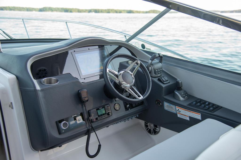 Regal 33 Express Cruiser