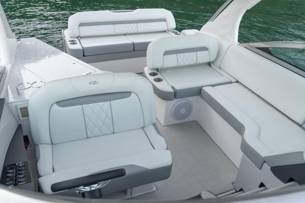 Regal 33 Express Cruiser