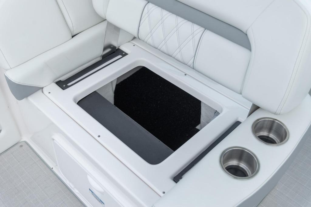 Regal 33 Express Cruiser