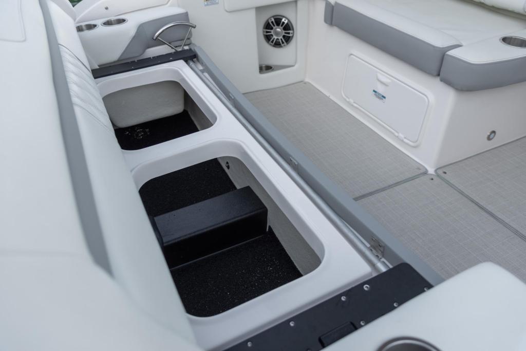 Regal 33 Express Cruiser