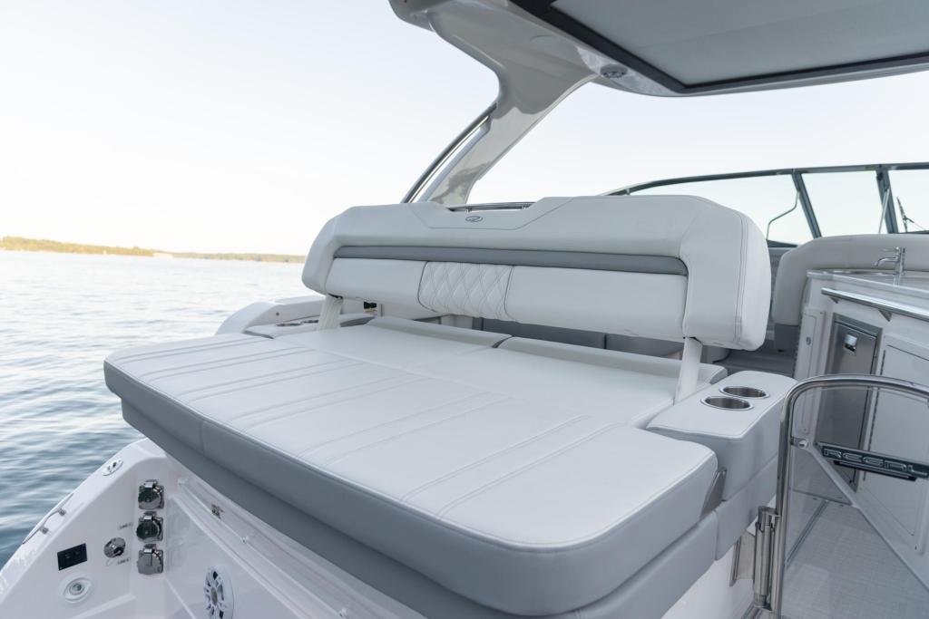 Regal 33 Express Cruiser