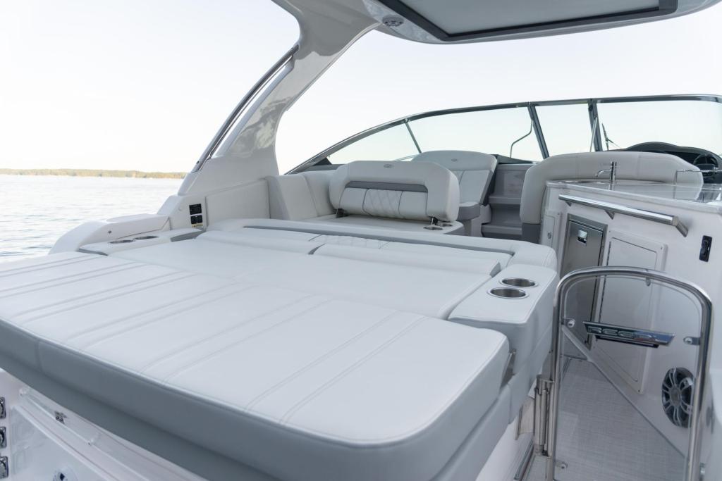 Regal 33 Express Cruiser