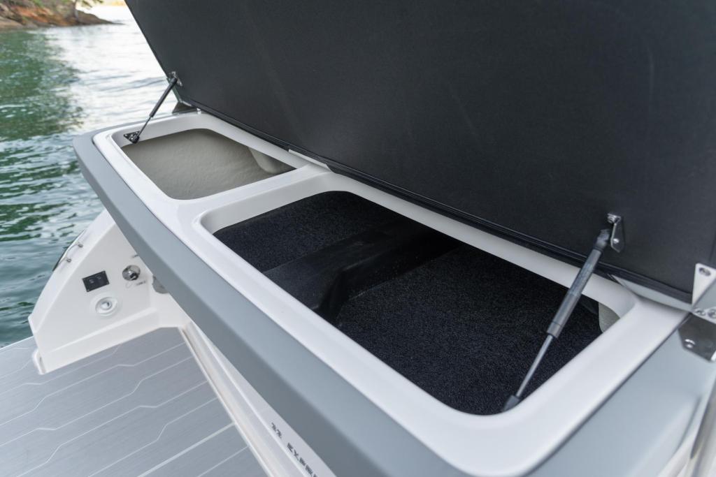 Regal 33 Express Cruiser