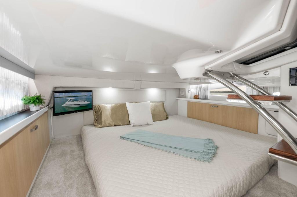 Regal 33 Express Cruiser