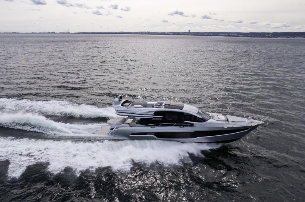 Galeon 700 Skydeck
