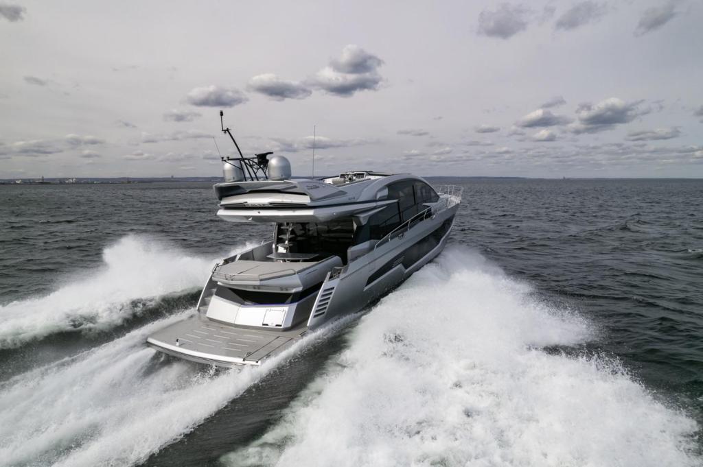 Galeon 700 Skydeck