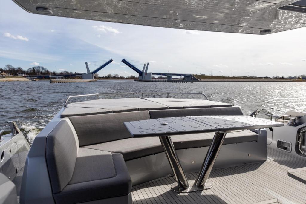 Galeon 700 Skydeck