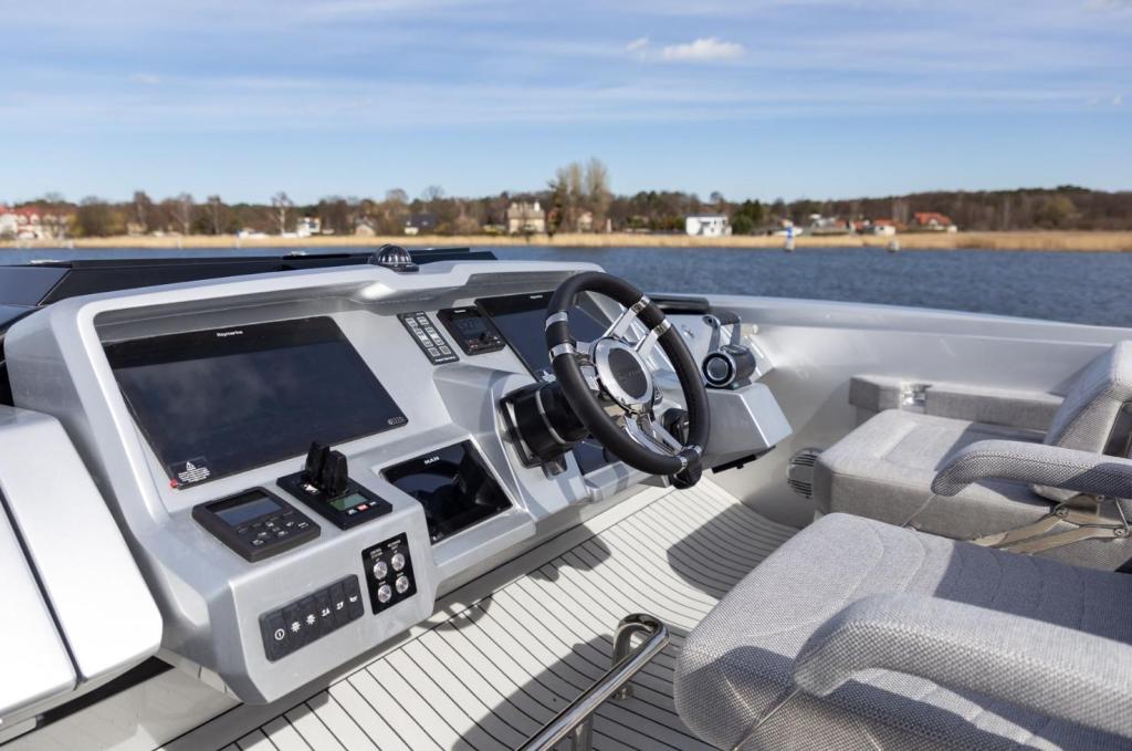 Galeon 700 Skydeck