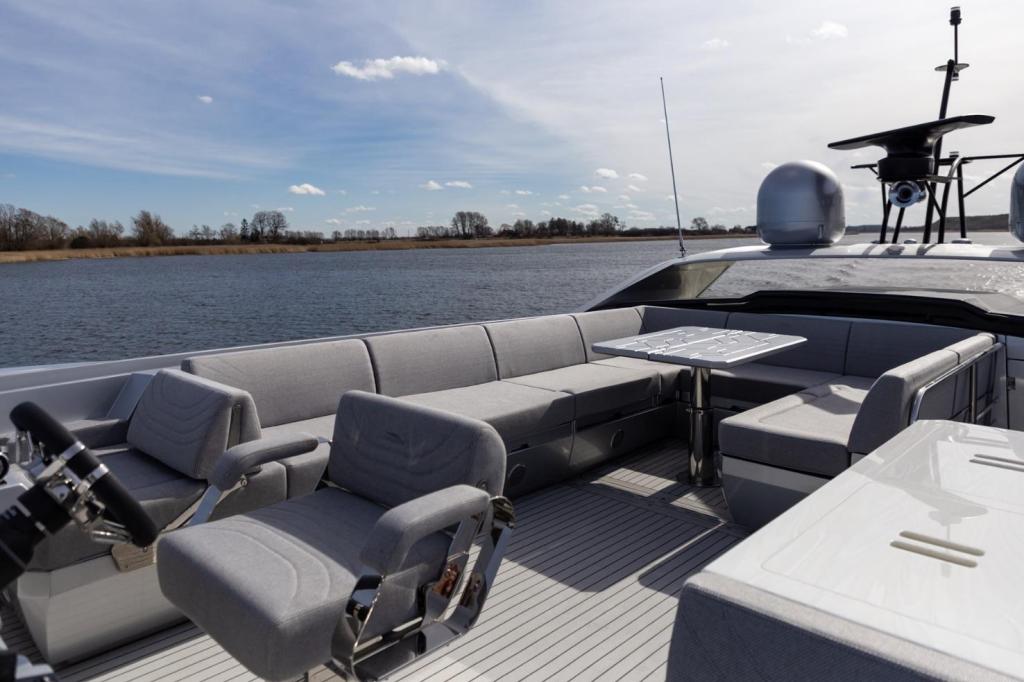 Galeon 700 Skydeck