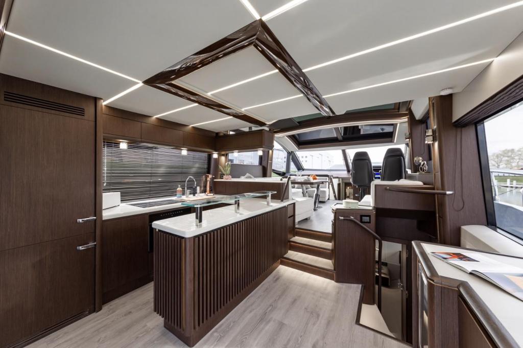 Galeon 700 Skydeck