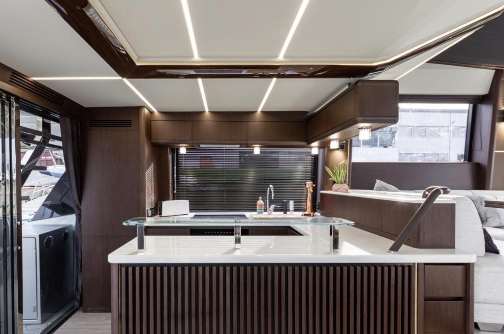 Galeon 700 Skydeck