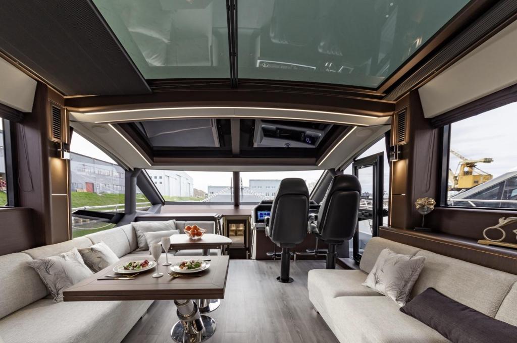 Galeon 700 Skydeck