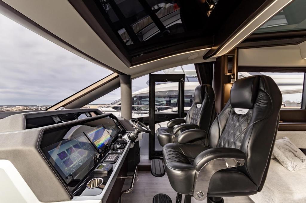 Galeon 700 Skydeck
