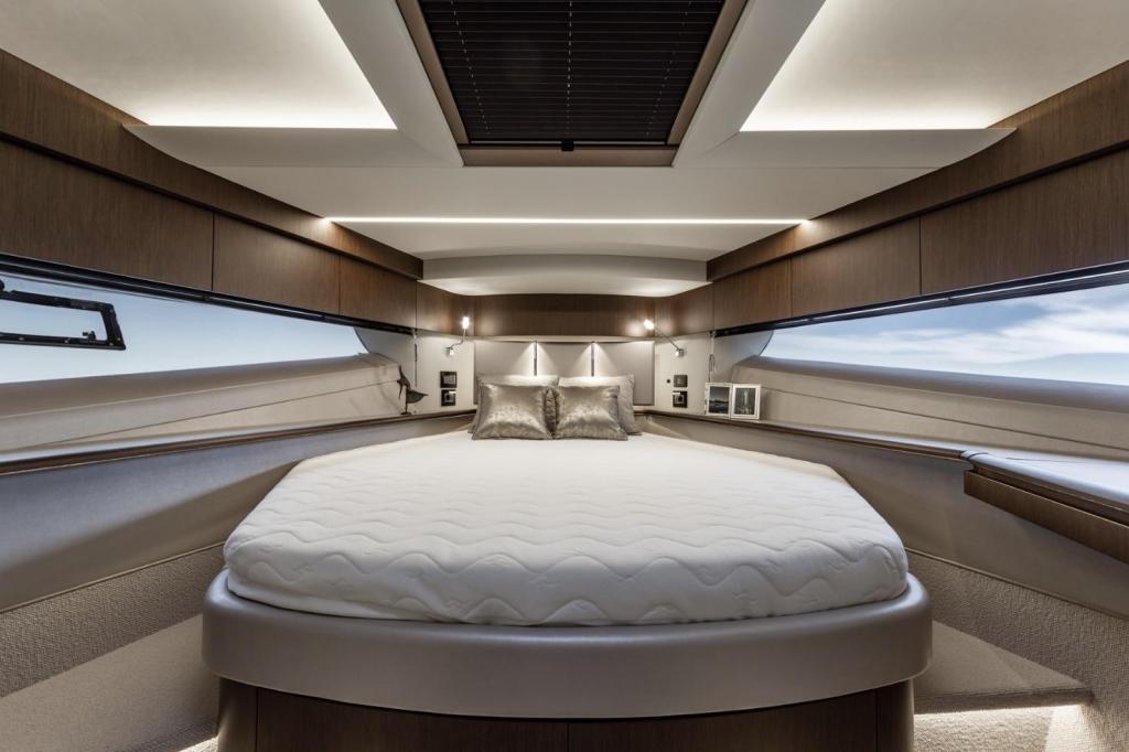 Galeon 700 Skydeck