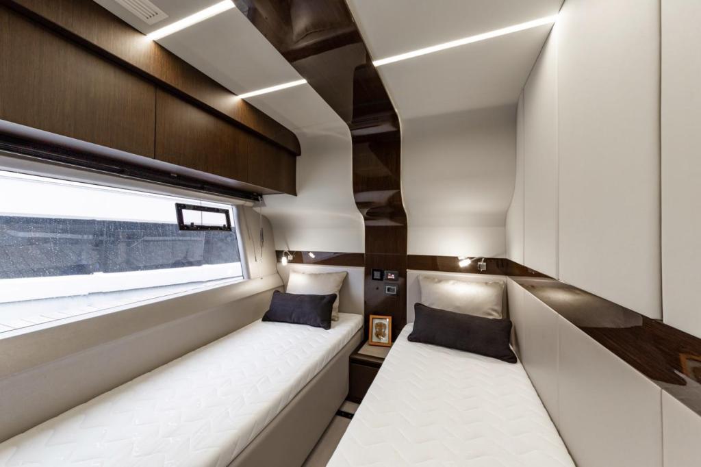 Galeon 700 Skydeck
