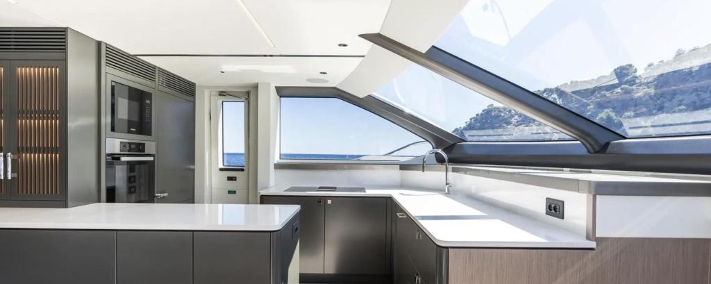 Sunseeker 90 Ocean Enclosed