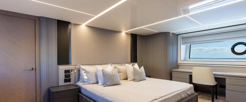 Sunseeker 90 Ocean Enclosed