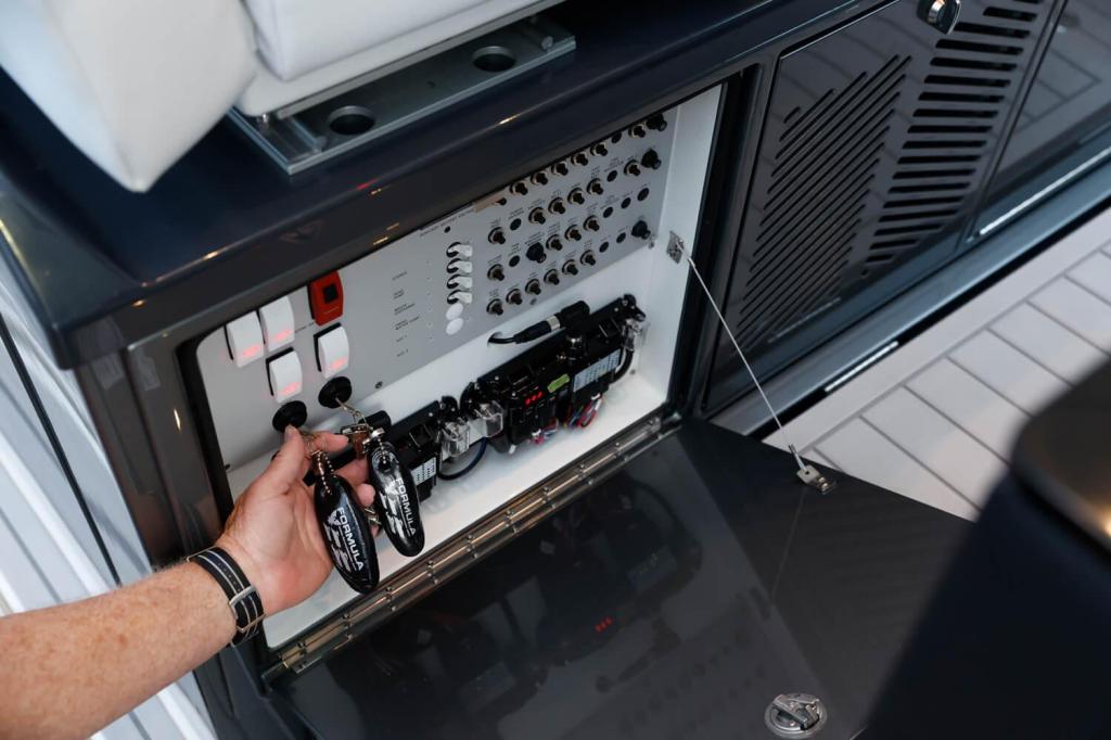 Formula 387 Center Console Sport